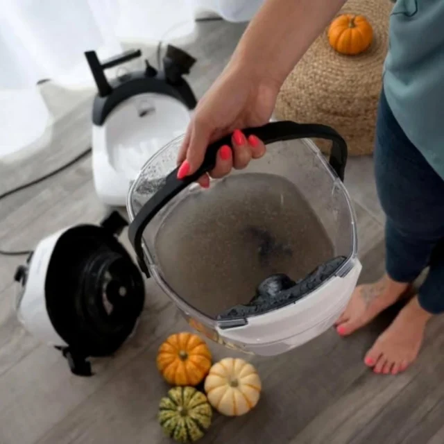 Mysleli jste si, že nejstrašidelnější na Halloweenu jsou duchové a upíři? 👻 Omyl! Největší strašidlo se ukrývalo ve vašem koberci a sedačce.

Takhle vypadá vodní nádržka Vivensa po 10 minutách úklidu v domácnosti s mazlíčkem. Špína, prach, alergeny a tuny chlupů - všechno utopené ve vodě, místo, aby to lítalo ve vzduchu. 😱 Troufnete si tipnout, po jak dlouhé době vznikla tato lektvarová voda? 👇

#vivenso #vodnivysavac #domacimazlicek #clenrodiny #happyhalloween